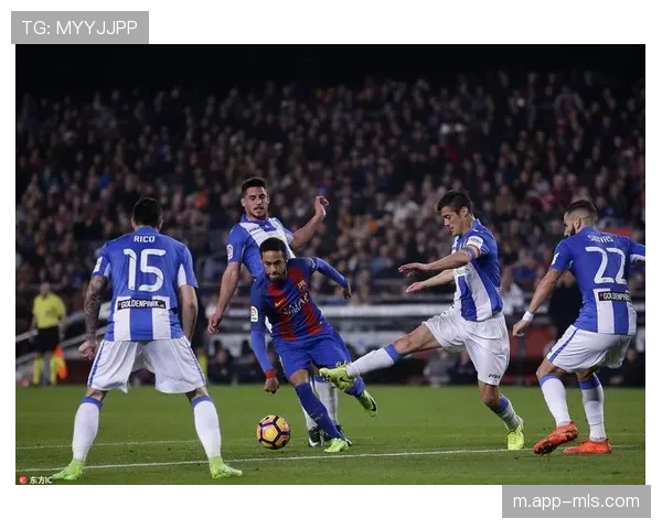 老将梅西现身诺坎普观战，引发巴萨球迷热烈欢呼