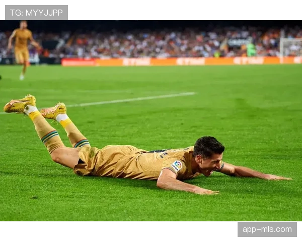 战术板：瓦伦西亚如何用5-4-1阵型在梅斯塔利亚限制巴萨的进攻空间。